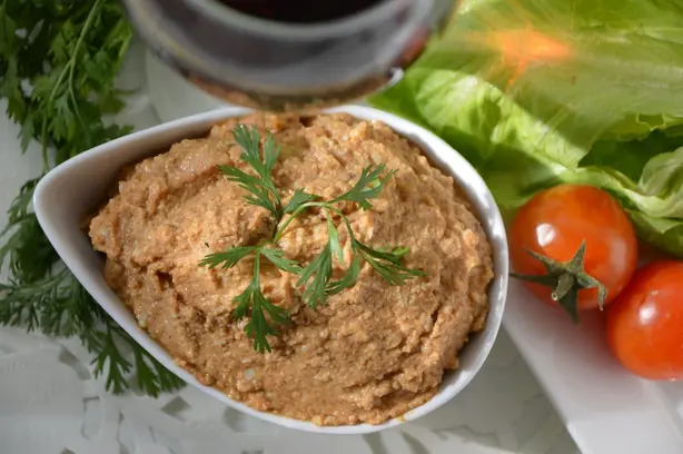 Foto von Jüdische Gehackte Leber klassisch – fertig angerichtet