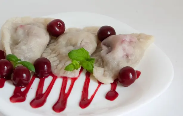 Foto von Klassische Ukrainische Wareniki mit Kartoffeln – fertig angerichtet