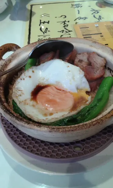 Foto von Klassischer Claypot Reis mit Huhn – fertig angerichtet