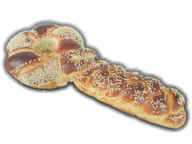 Foto von Klassischer jüdischer Challah – fertig angerichtet