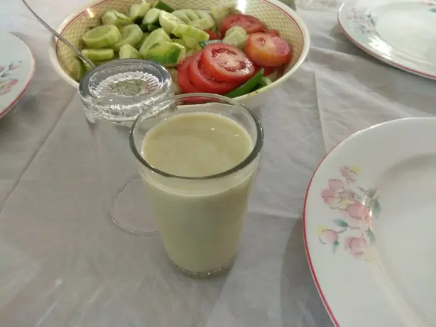 Foto von Bengalisches Borhani mit Chili & Minze – fertig angerichtet