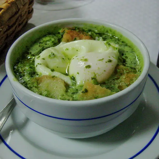 Açorda à Alentejana edited (cropped) – Foto: Filipe Fortes (CC BY-SA 2.0)