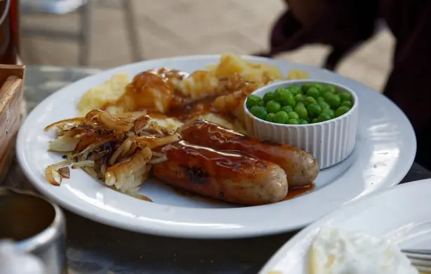 Foto von Britische Bangers and Mash mit Zwiebelsoße – fertig angerichtet