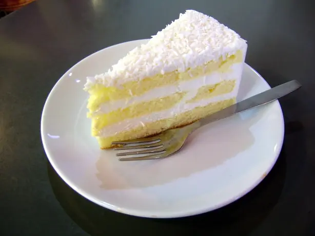 Foto von Südstaaten Coconut Cake klassisch – fertig angerichtet