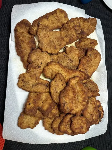 Foto von Klassisches paniertes Kalbsschnitzel – fertig angerichtet