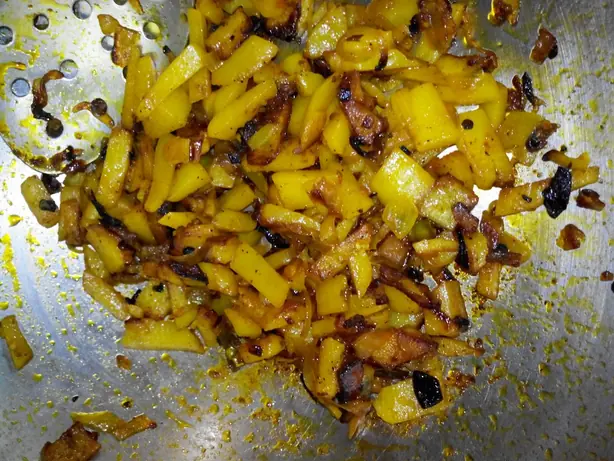 Foto von Bhojpuri-Linsen-Curry mit Roti – fertig angerichtet