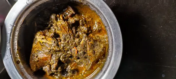 Foto von Nigerianische Atama-Suppe mit Palmfruchtpulpe – fertig angerichtet