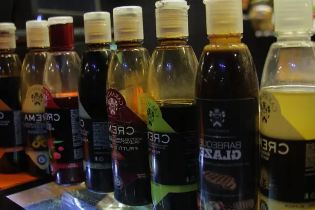 Foto von Italienischer Balsamico-Essig klassisch – fertig angerichtet