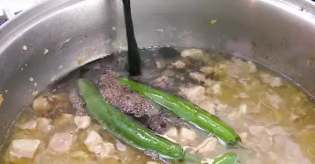 Foto von Philippinisches Dinuguan Klassisch – fertig angerichtet