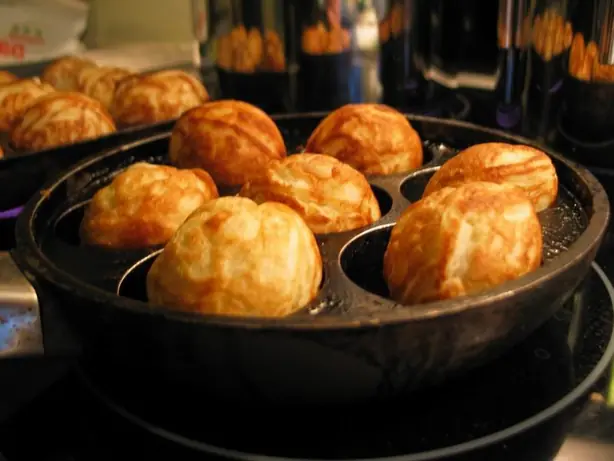 Foto von Klassische Dänische Æbleskiver – fertig angerichtet