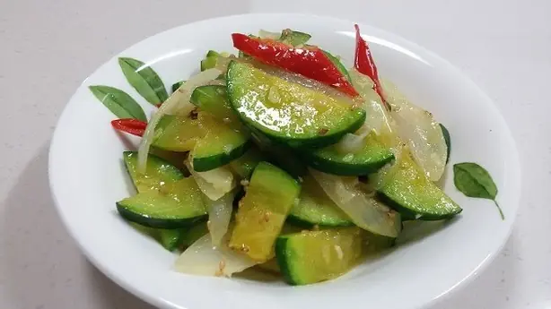 Foto von Koreanisches Hähnchen-Bokkeum – fertig angerichtet