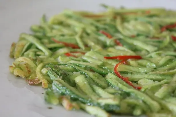 Foto von Koreanische Buchimgae mit Gemüse – fertig angerichtet