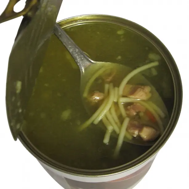 Foto von Klassische Hühnersuppe mit Nudeln – fertig angerichtet