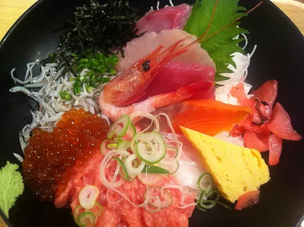 Foto von Japanisches Oyakodon Donburi Klassisch – fertig angerichtet