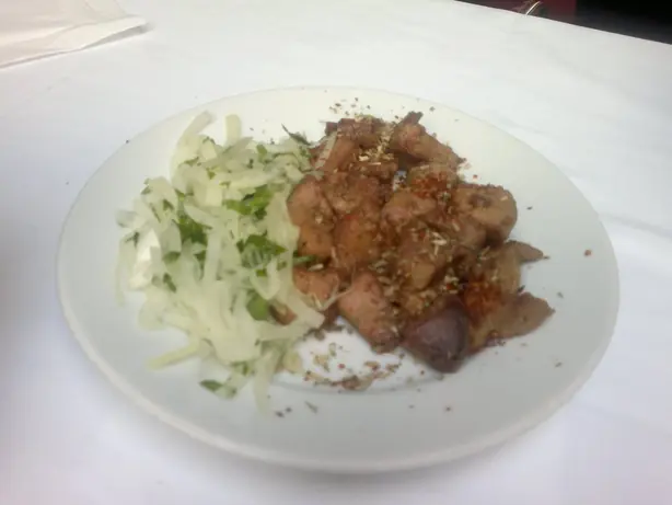 Foto von Türkisches Arnavut Ciğeri mit Paprika – fertig angerichtet