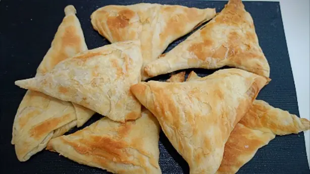Foto von Türkischer Spinat-Feta-Börek – fertig angerichtet
