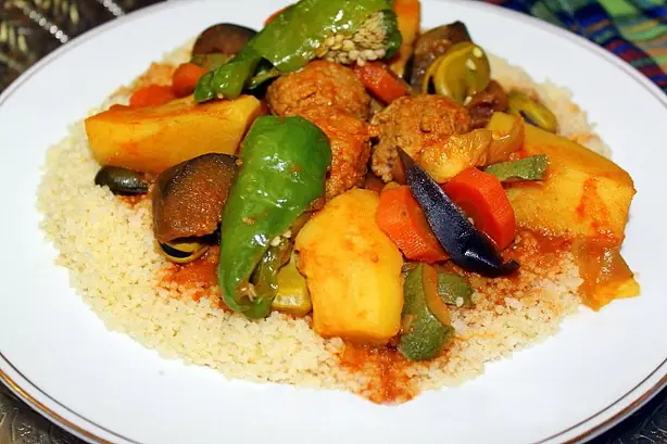 Foto von Klassischer Nordafrikanischer Couscous – fertig angerichtet