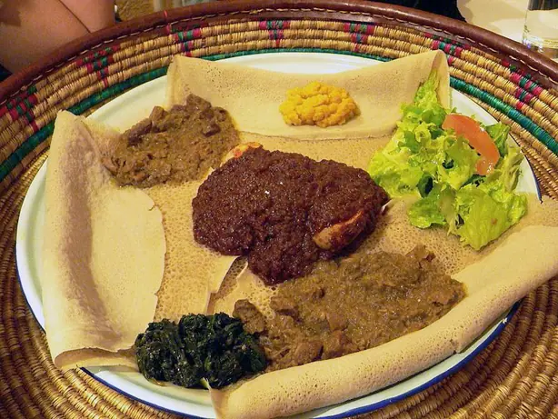 Foto von Äthiopisches Doro Wot Hähnchen – fertig angerichtet