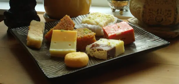 Foto von Indisches Khoa-Barfi mit Kardamom – fertig angerichtet