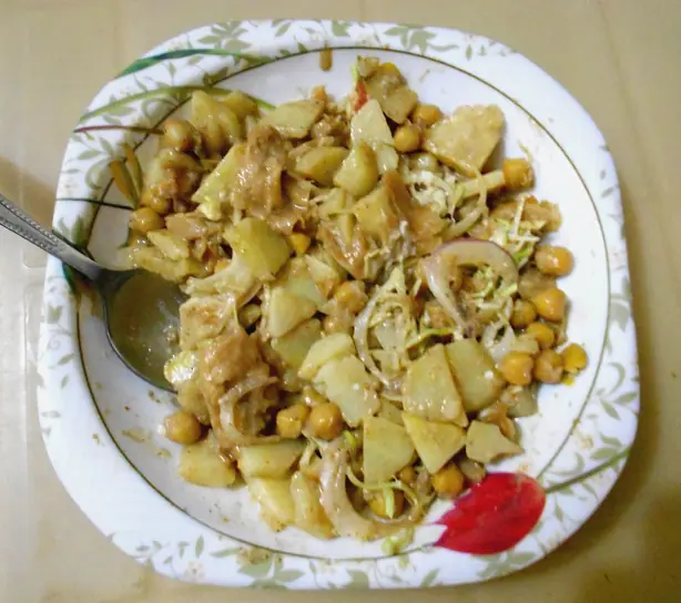 Foto von Alu Chat – Indischer Kartoffelsnack – fertig angerichtet