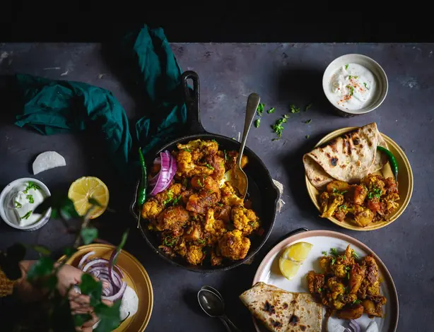 Foto von Aloo Gobhi – indisches Kartoffel-Blumenkohl-Curry – fertig angerichtet