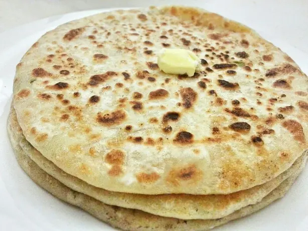 Foto von Biharisches Litti Chokha mit Baigan – fertig angerichtet