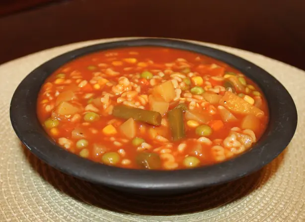 Foto von Alphabetnudeln in Gemüsesuppe – fertig angerichtet