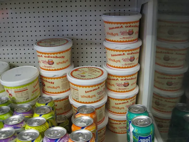 Foto von Amasi mit Maismehl-Pap – fertig angerichtet