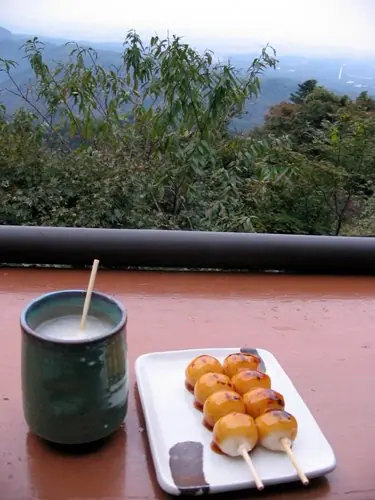 Foto von Klassische Japanische Mitarashi Dango – fertig angerichtet