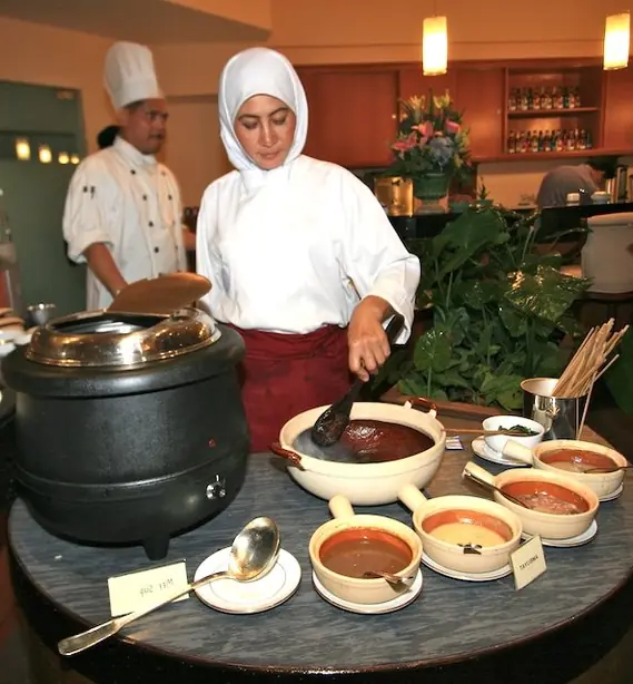 Foto von Klassischer Ambuyat Sago-Brei – fertig angerichtet