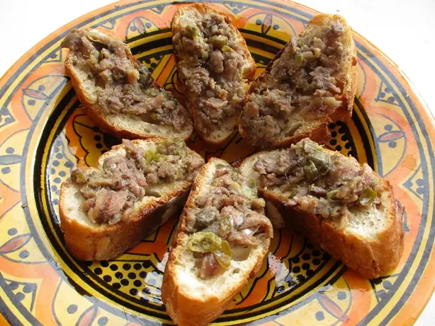 Foto von Klassischer Pissalat aus Nizza – fertig angerichtet