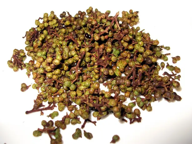 Foto von Batak-Arsik mit Karpfen und Andaliman – fertig angerichtet