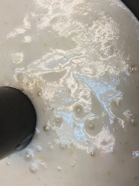 Foto von Klassischer Pfannkuchen-Teig – fertig angerichtet