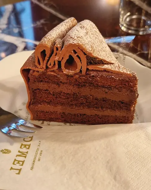 Foto von Wiener Annatorte Klassisch – fertig angerichtet