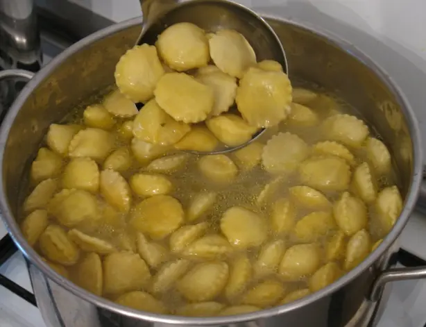 Foto von Klassische Anolini Piacentini – fertig angerichtet