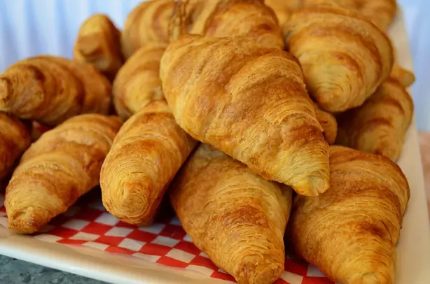 Foto von Französische Butter-Croissants klassisch – fertig angerichtet