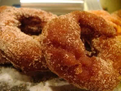 Foto von Klassische Apple Cider Donuts – fertig angerichtet