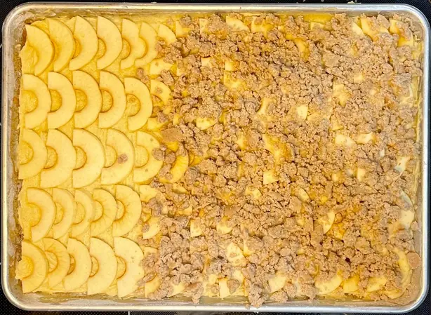 Foto von Apfelstreuselkuchen – fertig angerichtet