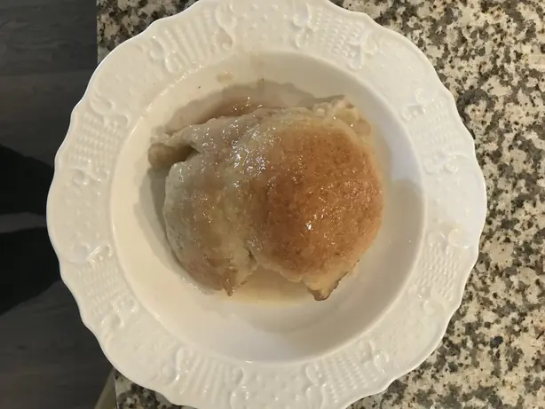 Apple dumpling with sauce – Foto: Valereee (CC BY-SA 4.0)