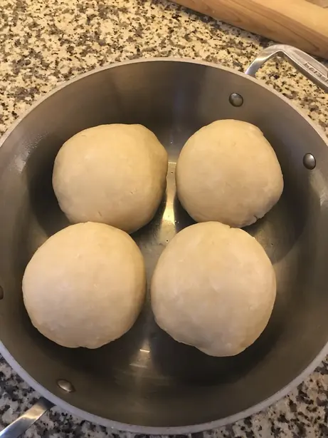 Apple dumplings in a pan, waiting to be baked – Foto: Valereee (CC BY-SA 4.0)