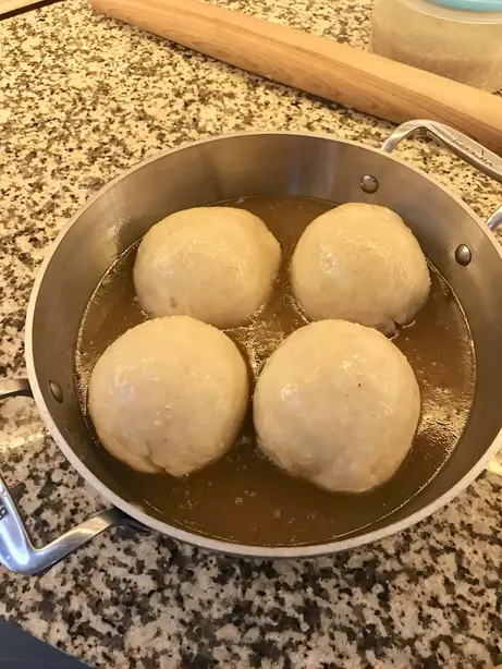 Apple dumplings in sauce, ready to bake – Foto: Valereee (CC BY-SA 4.0)