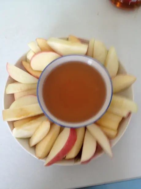 Foto von Jüdischer Neujahr-Apfel mit Honig – fertig angerichtet