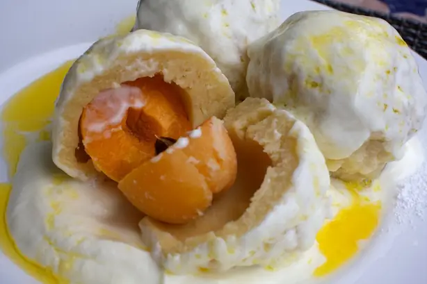 Foto von Wachauer Marillenknödel klassisch – fertig angerichtet