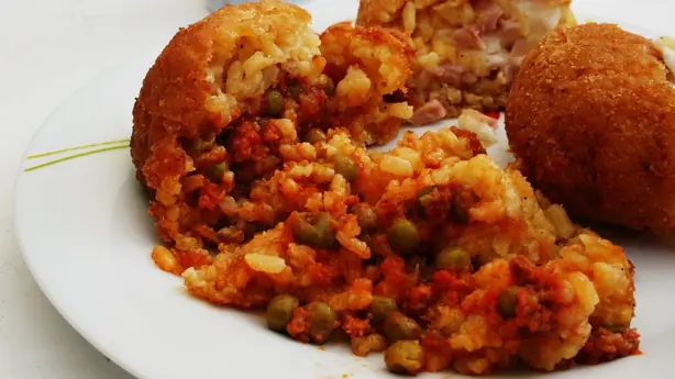 Foto von Sizilianische Arancini mit Ragù – fertig angerichtet