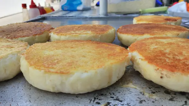 Foto von Venezolanische Arepas klassisch – fertig angerichtet