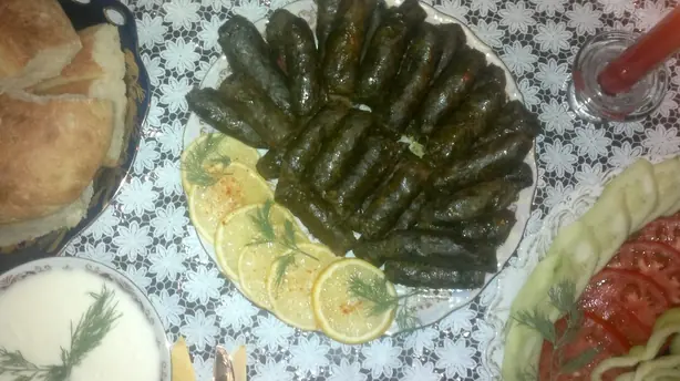 Foto von Assyrischer Reis mit Sha'riya und Huhn – fertig angerichtet