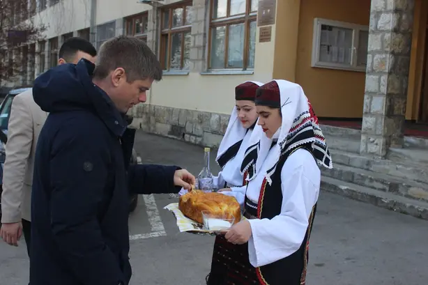 Arnaud Gouillon welcomed in Bosanski Petrovac – Foto: Office for Cooperation with th (CC BY-SA 4.0)