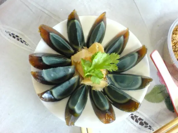 Foto von Chinesische Tausendjährige Eier mit Ingwer – fertig angerichtet