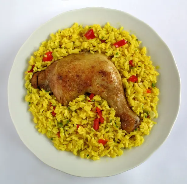 Foto von Puerto-ricanisches Arroz con Pollo – fertig angerichtet