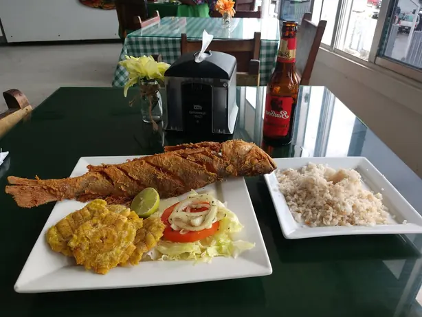 Foto von Indonesischer Kokosreis Nasi Uduk – fertig angerichtet